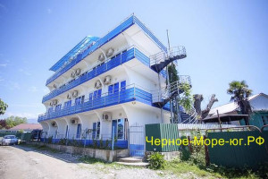 Гостевой дом «Айсберг» по ул. Фабричная, 15 в Пицунде